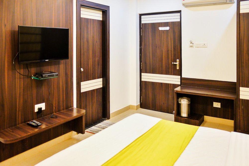 Hotel Janki International By Keymagics Váránaszi Kültér fotó