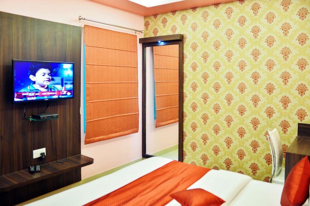 Hotel Janki International By Keymagics Váránaszi Kültér fotó
