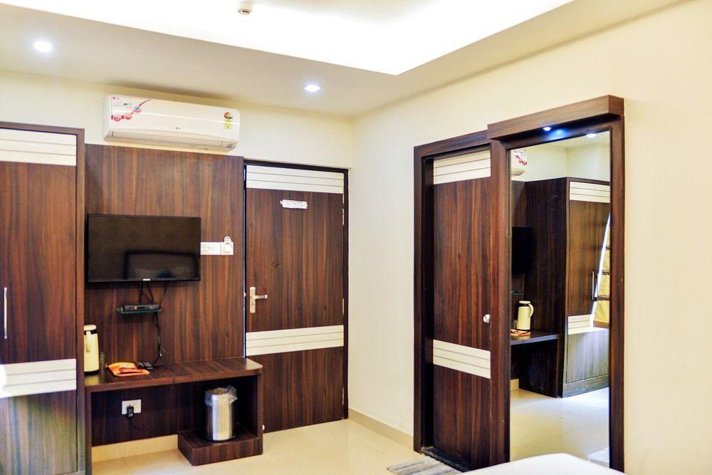 Hotel Janki International By Keymagics Váránaszi Kültér fotó