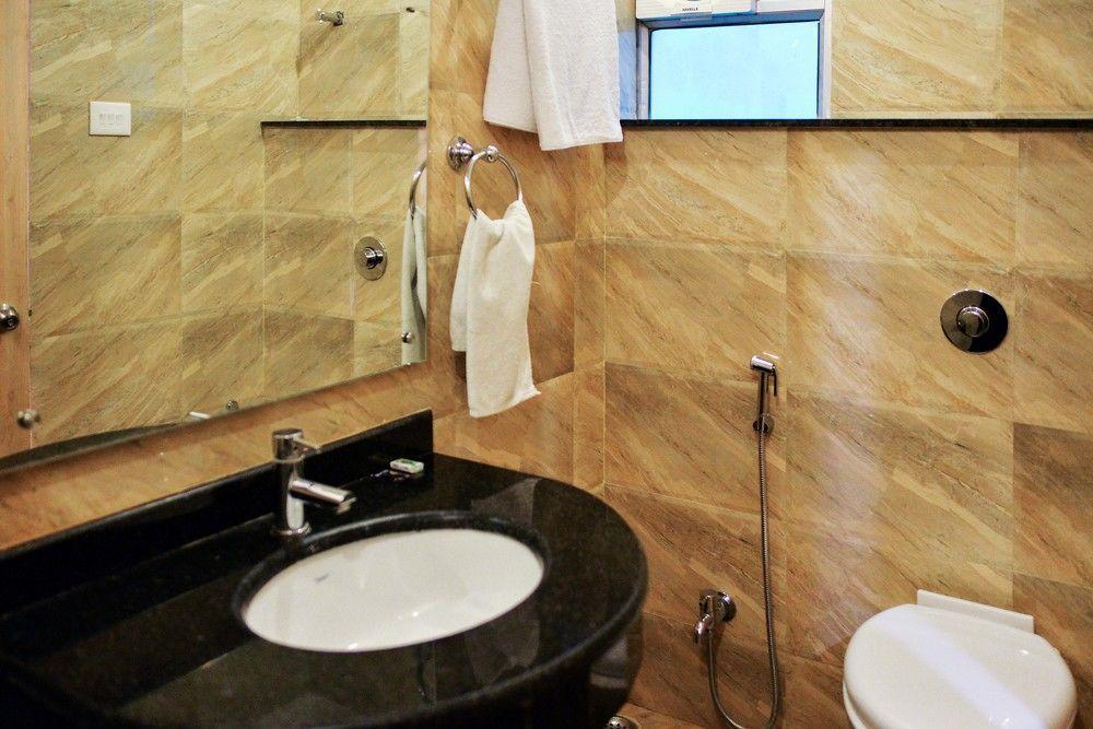 Hotel Janki International By Keymagics Váránaszi Kültér fotó
