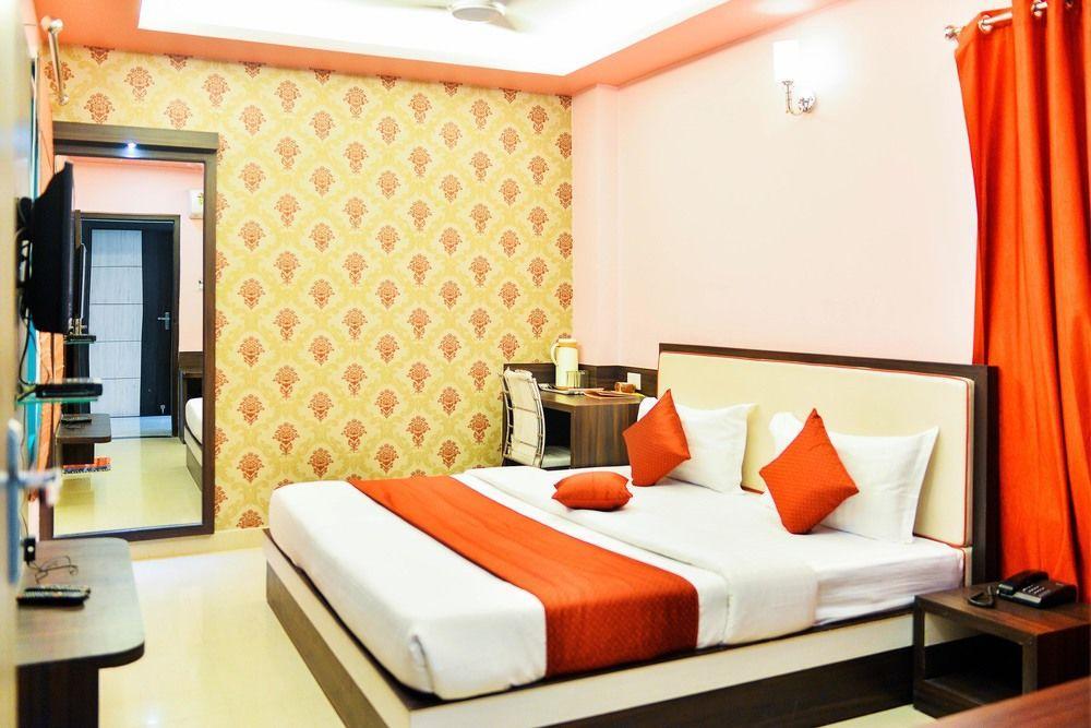 Hotel Janki International By Keymagics Váránaszi Kültér fotó