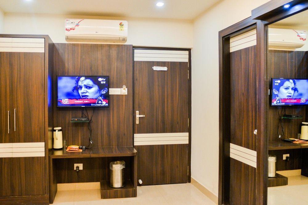 Hotel Janki International By Keymagics Váránaszi Kültér fotó