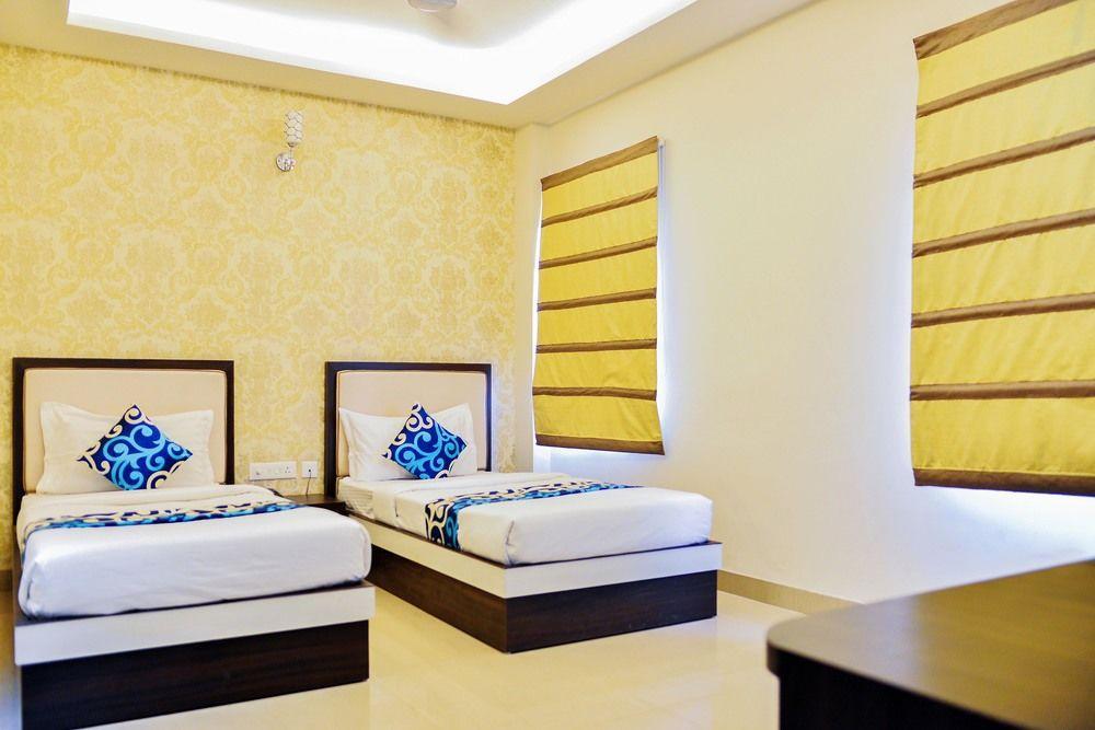 Hotel Janki International By Keymagics Váránaszi Kültér fotó