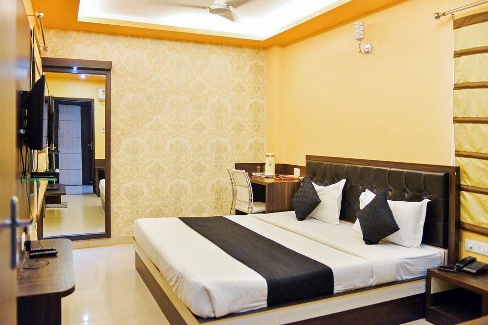 Hotel Janki International By Keymagics Váránaszi Kültér fotó