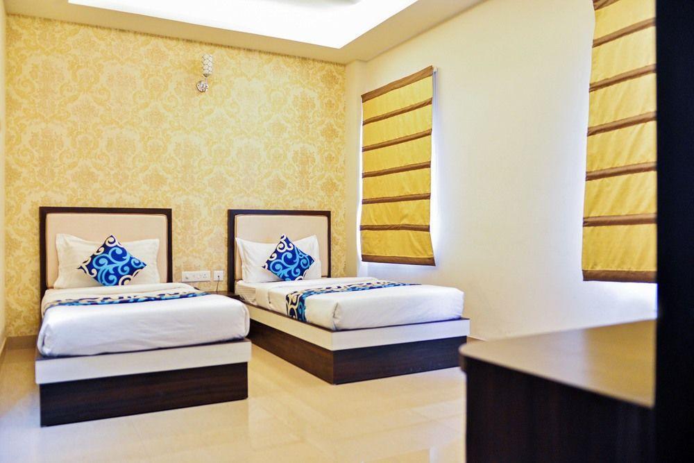 Hotel Janki International By Keymagics Váránaszi Kültér fotó