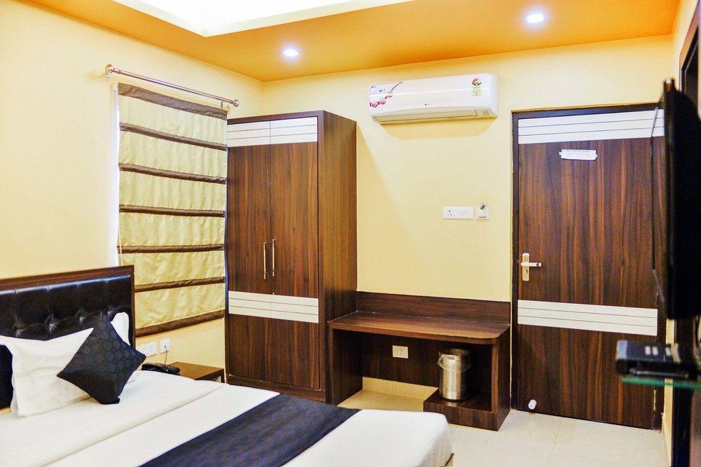 Hotel Janki International By Keymagics Váránaszi Kültér fotó