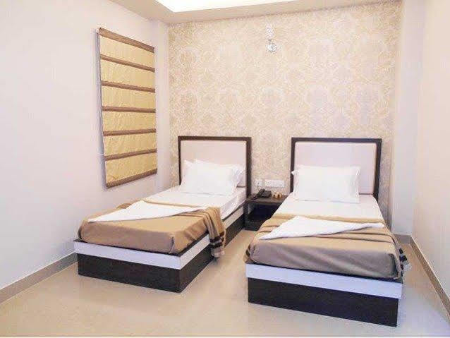Hotel Janki International By Keymagics Váránaszi Kültér fotó