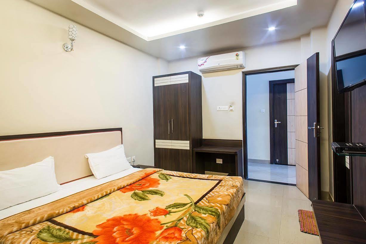 Hotel Janki International By Keymagics Váránaszi Kültér fotó
