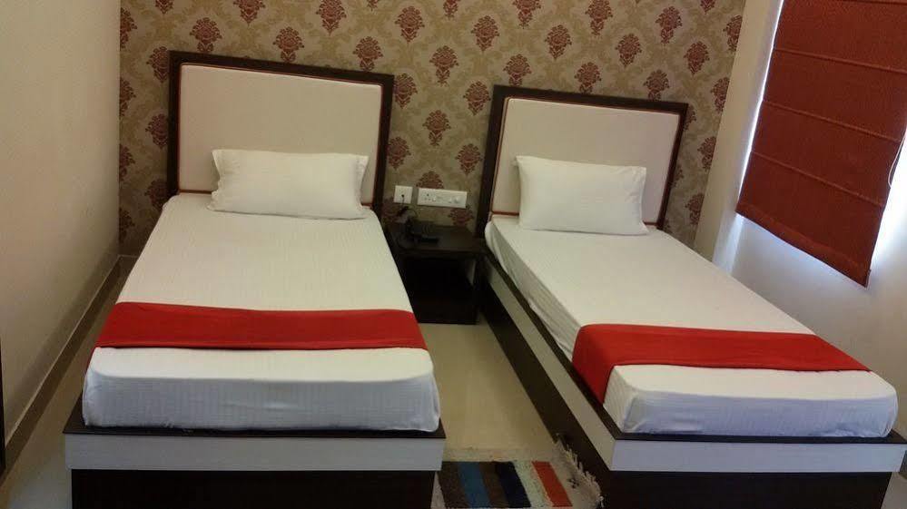Hotel Janki International By Keymagics Váránaszi Kültér fotó