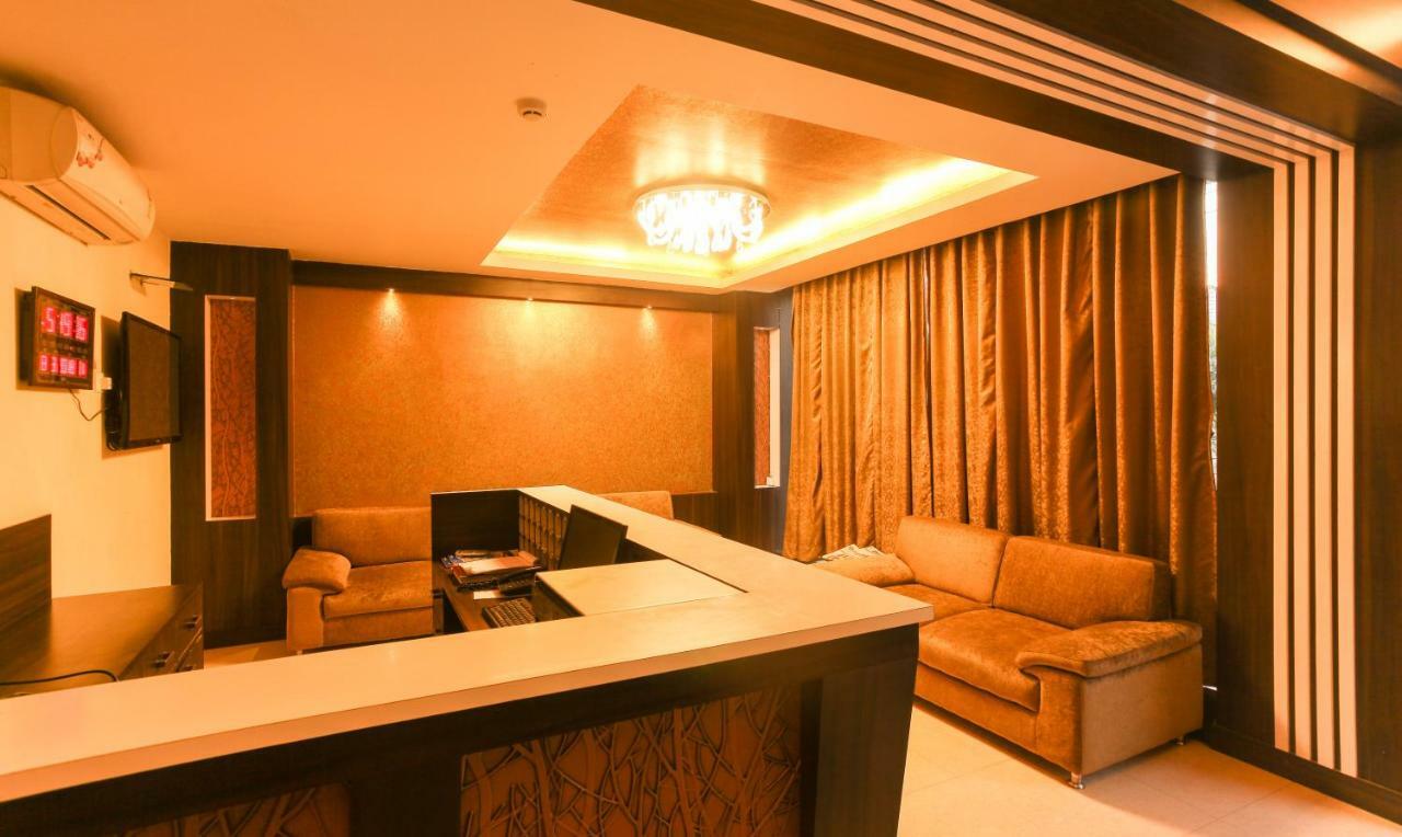 Hotel Janki International By Keymagics Váránaszi Kültér fotó