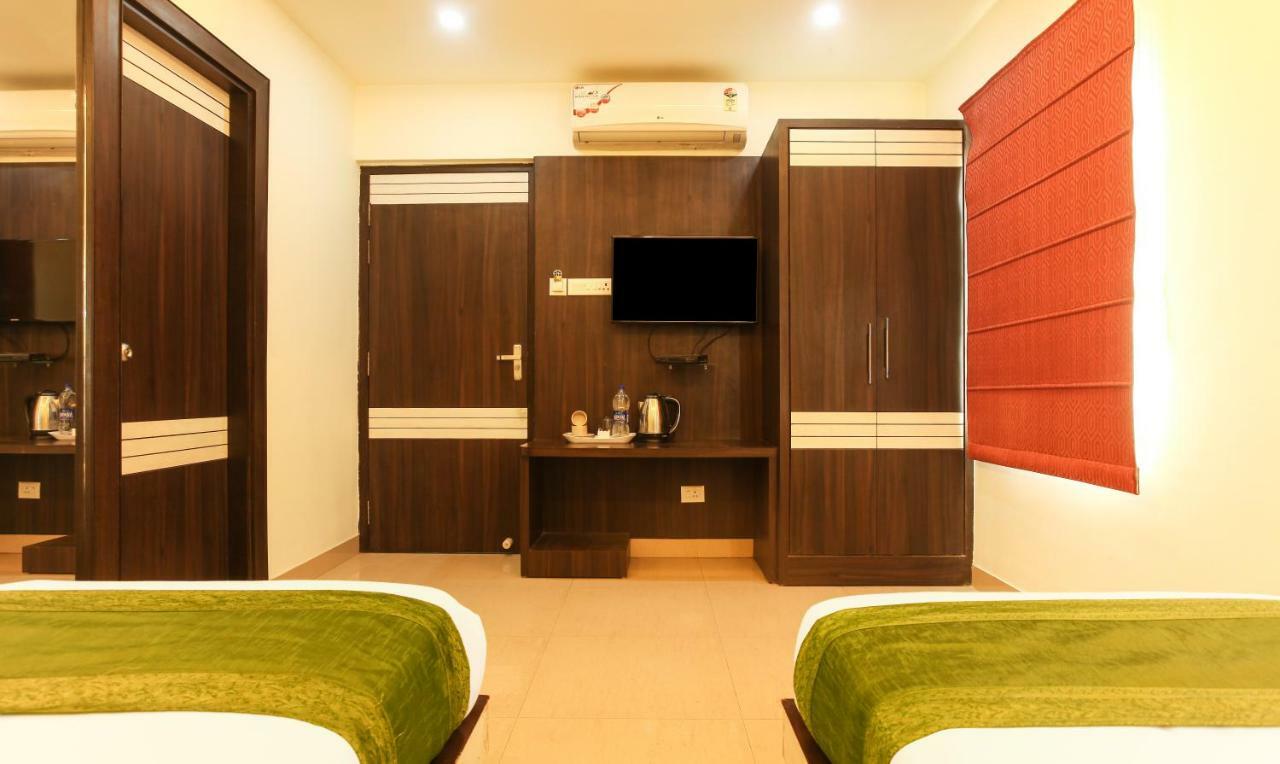 Hotel Janki International By Keymagics Váránaszi Kültér fotó